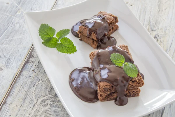 Brownies med chokolade sauce - Stock-foto