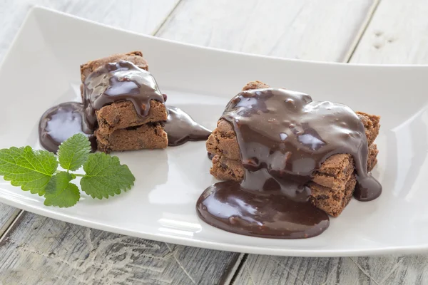 Brownies med chokolade sauce - Stock-foto