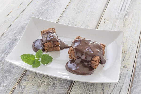 Brownies med chokladsås — Stockfoto