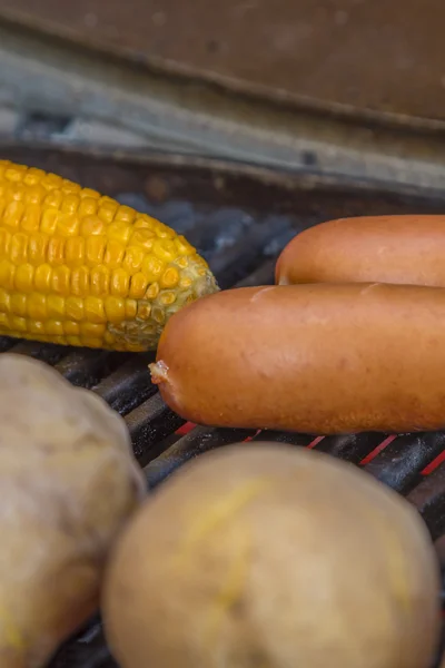 Grill mit Würstchen Kartoffeln und Mais — Stockfoto