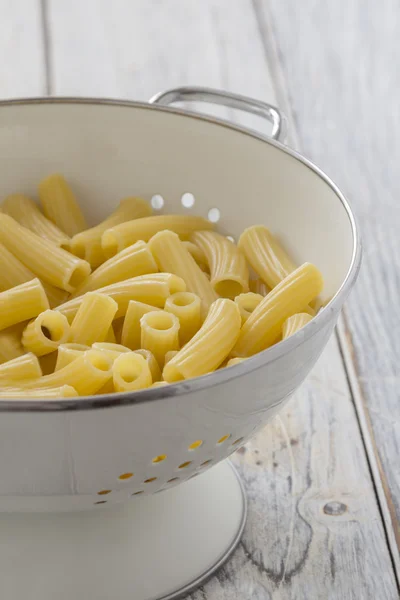 Tortiglioni Pasta en un tamiz —  Fotos de Stock