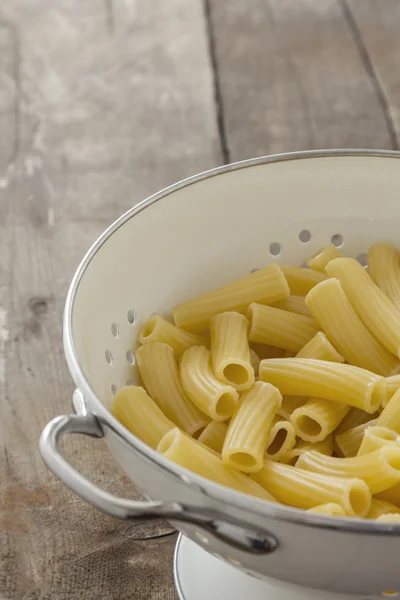 Tortiglioni Pasta al setaccio — Foto Stock