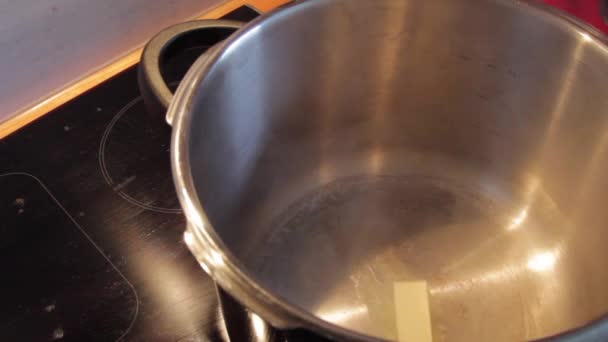Derretimiento de mantequilla en una olla — Vídeo de stock