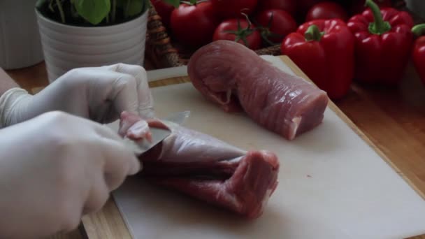 Trimmen varkensvlees filet — Stockvideo
