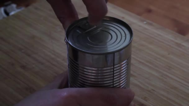 Abrir una lata — Vídeo de stock