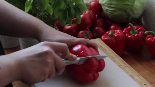 Резка красного перца — стоковое видео