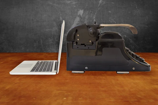 Computadora portátil moderna y vieja máquina de escribir —  Fotos de Stock