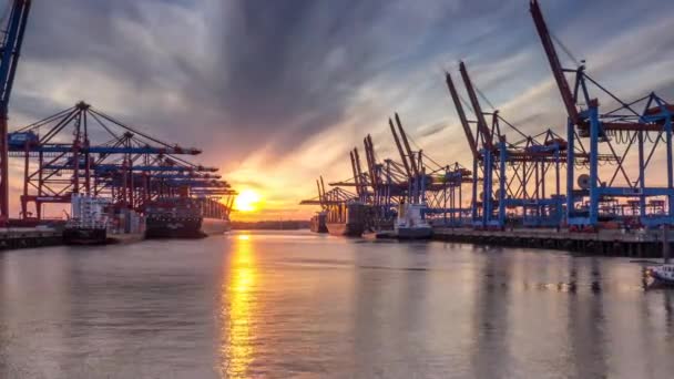 Zeitrahmen für den Sonnenuntergang im Containerterminal — Stockvideo