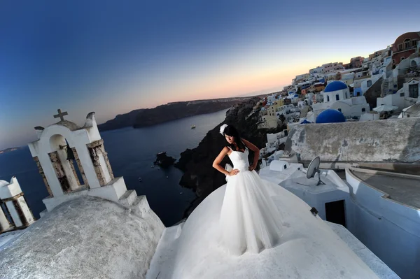 Noiva em Santorini ao pôr do sol — Fotografia de Stock