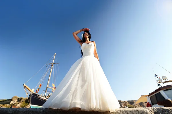 Braut in einem Santorini-Hafen lizenzfreie Stockfotos
