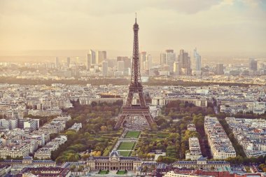 yüksek panoramik Eyfel Kulesi ve le savunma merkezi arka planda