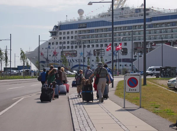 Cruise ship pasengers — Stockfoto