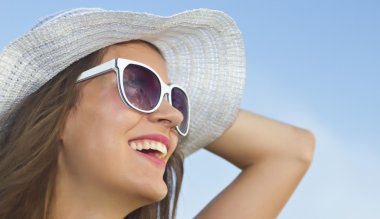 güneşe gülümseyen