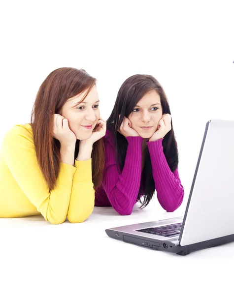 Las niñas delante de la computadora portátil — Foto de Stock