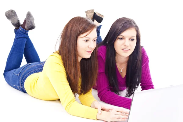 Las niñas delante de la computadora portátil — Foto de Stock