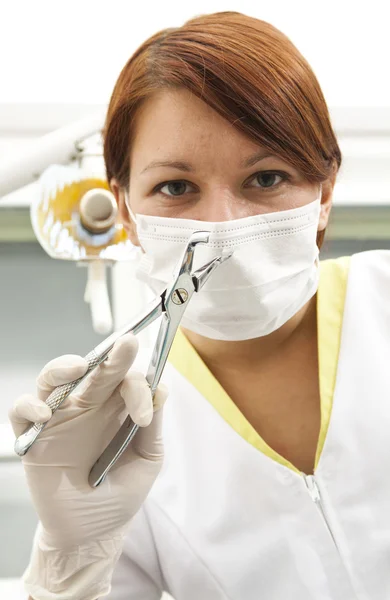 Dentista femenino listo para la extraxción — Foto de Stock