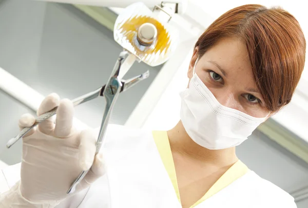 Női fogorvos készen áll a extraxtion — Stock Fotó