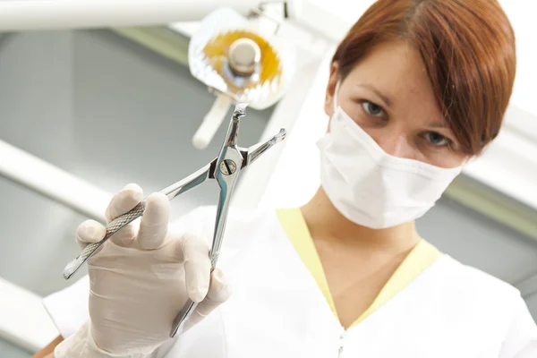 Vrouwelijke tandarts klaar voor extraxtion — Stockfoto