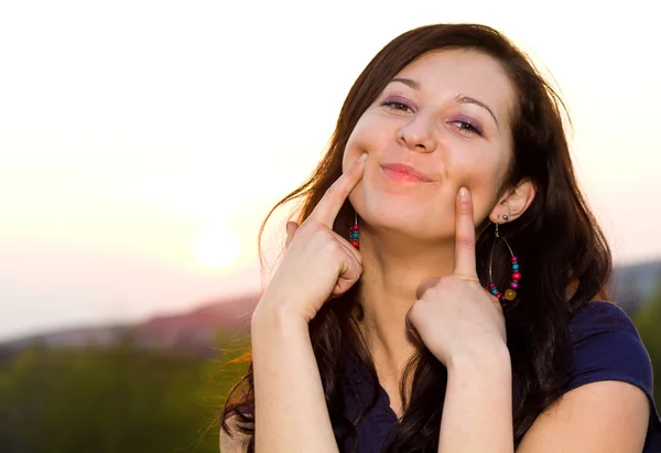 Menina feliz mostrando seus dedos indicador — Fotografia de Stock