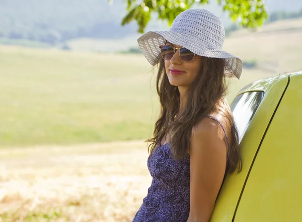 Standing against the car — Stock Photo, Image