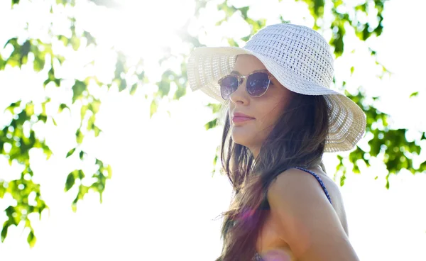 Menina alegre no jardim — Fotografia de Stock