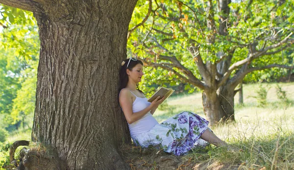 Mujer en el parque — Foto de Stock