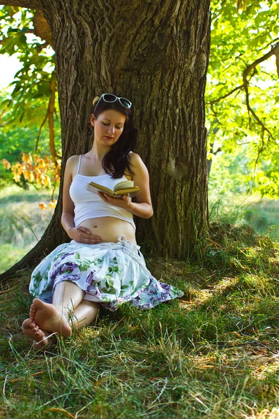 公園にいる女性は — ストック写真