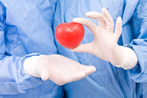 Médico con corazón —  Fotos de Stock