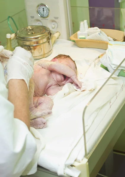 Untersuchung eines Neugeborenen — Stockfoto