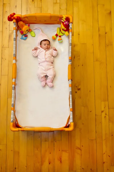 Baby liggend in haar bed — Stockfoto