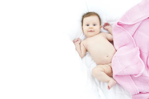 Krásné miminko v posteli — Stock fotografie