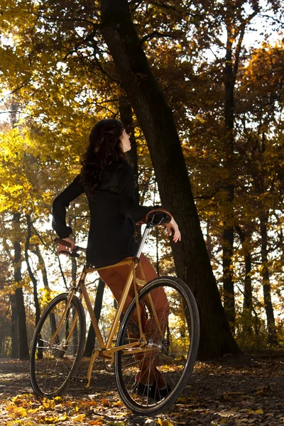 In het park met de fiets — Stockfoto