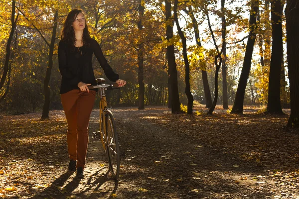 I parken med cykeln — Stockfoto