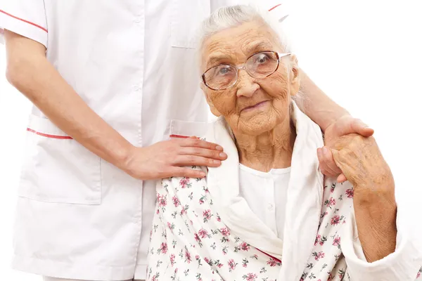 Die helfende Hand des jungen Arztes für die Alten — Stockfoto