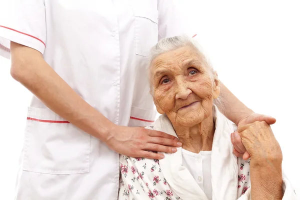 Le jeune médecin aide les personnes âgées — Photo