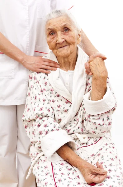 Giovane medico sta aiutando mano per gli anziani — Foto Stock