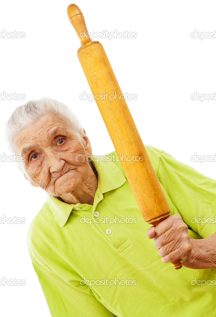 Vieille femme en colère menaçant avec un rouleau à pâtisserie image libre de droit par ...