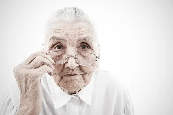 Бабушка в очках — стоковое фото