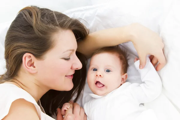 Mother with baby in bed — Stock Photo, Image