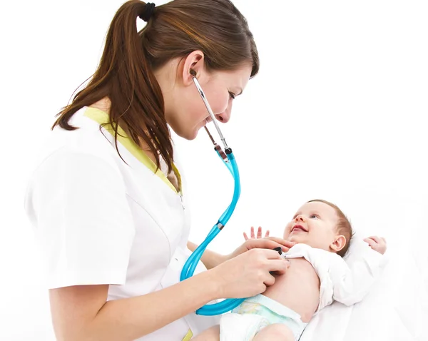 Badanie dziecka z stetoskop — Zdjęcie stockowe