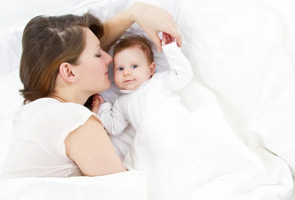 Anya, baba, az ágyban — Stock Fotó