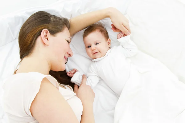 Madre con el bebé en la cama —  Fotos de Stock