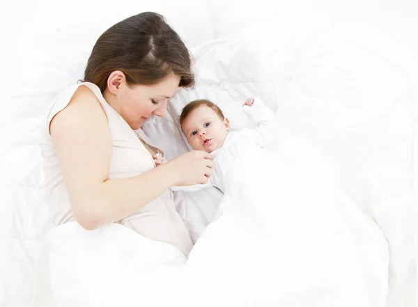 Matka s dítětem v posteli — Stock fotografie