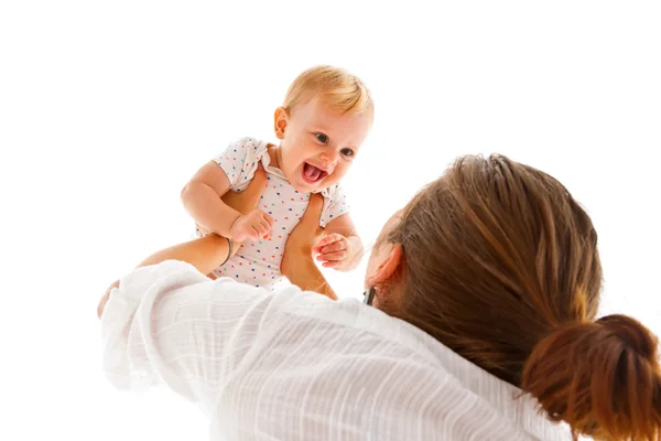 Moeder verhogen haar baby — Stockfoto