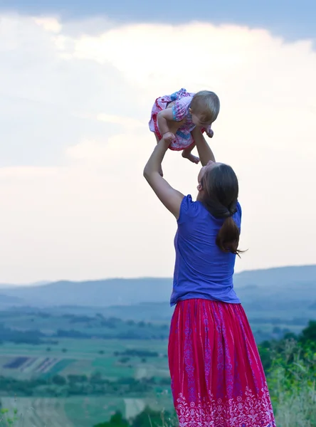 Mamma giocare con il suo bambino — Foto Stock