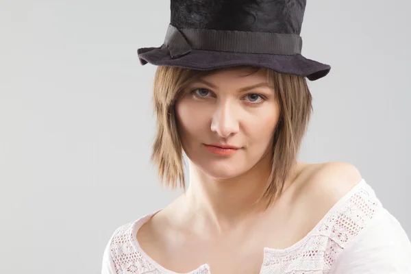 Dziewczyna sobie top hat — Zdjęcie stockowe