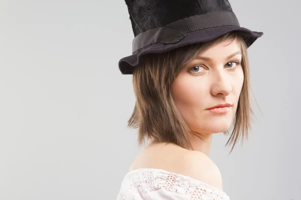 Chica usando sombrero de copa — Foto de Stock