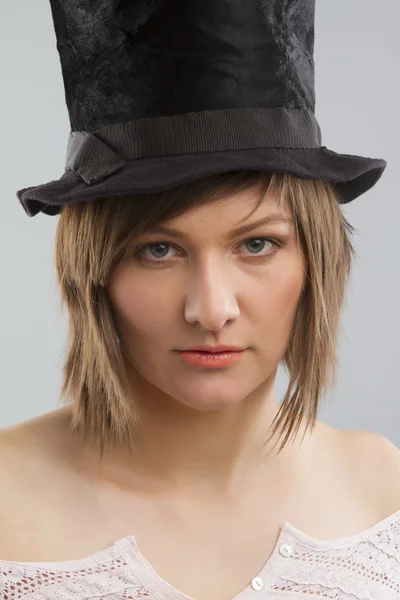 Kız şapka giyiyor — Stok fotoğraf