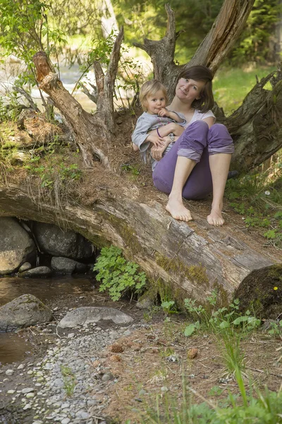 Matka s dítětem batole — Stock fotografie