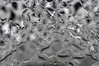 cam yüzeyi yansımaları ile kompozisyon soyut bir su damlası